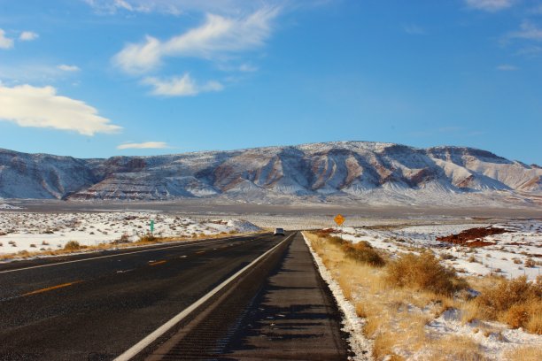 美丽的山景和路边的雪在冬天图片下载