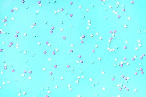 绿松石背景上的小星星、五彩纸屑图片下载