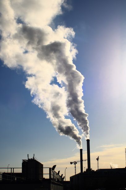 有烟囱的工厂剪影。图片下载