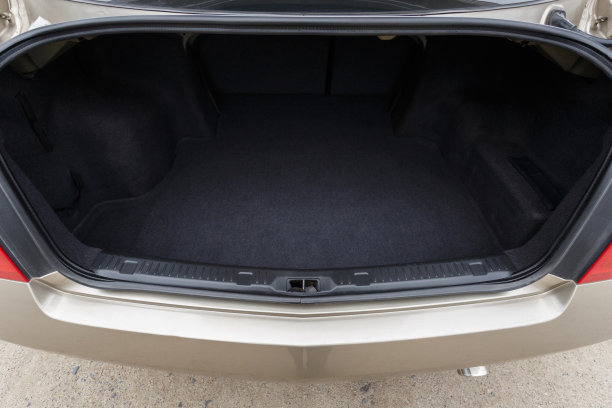 汽车金黄色与开放空后备箱图片下载