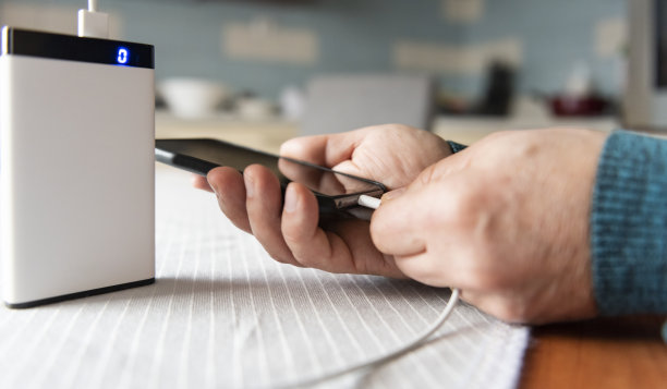 智能手机从电源充电素材图片