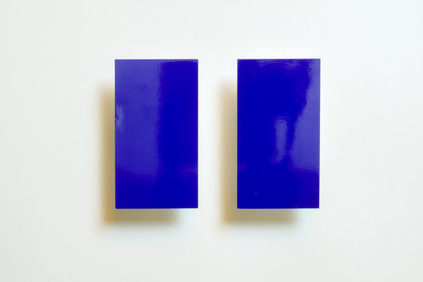 两张蓝色空白光泽线性纹理名片飞行和孤立在白纸背景上，美国标准尺寸3.5 x 2英寸，真正的非专业工作室照片。图片下载