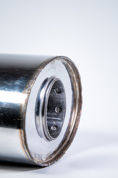 特写进口的一个新的消声器为汽车制成的不锈钢在灰色背景图片下载