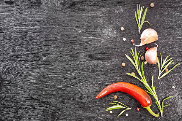 黑板上放胡椒和迷迭香图片下载