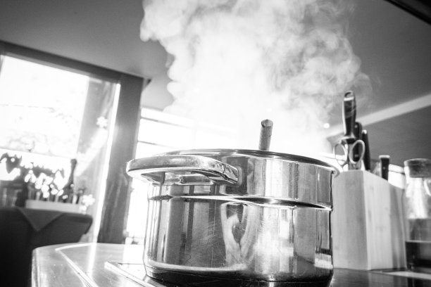 厨房里热气腾腾的锅图片下载