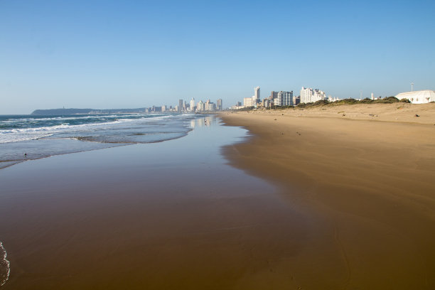 长长的海滩与德班酒店的背景图片下载