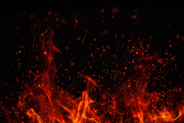火焰和火花孤立在黑色背景上图片下载