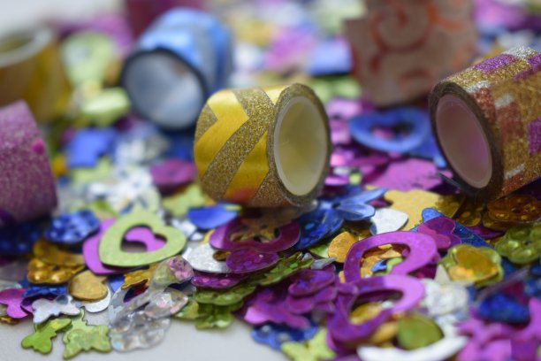 用多色胶带抽象闪闪发光的元素。图片下载