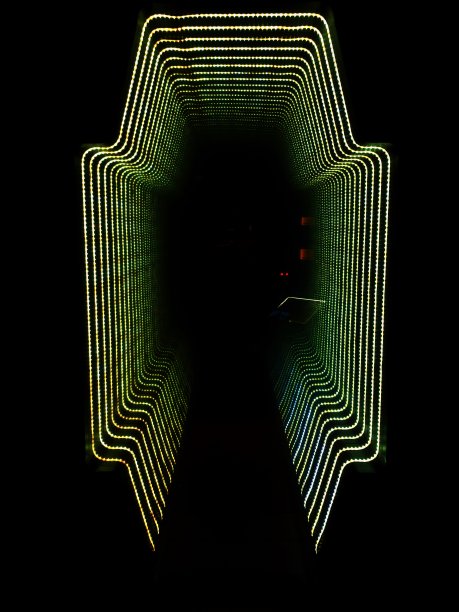 通向外太空的霓虹灯。图片下载