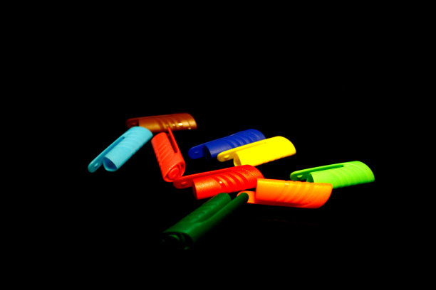 多色细线覆盖孤立的黑色图片下载