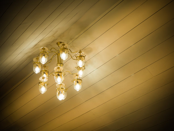 近距离的照片，水晶吊灯上的天花板上的宴会厅图片下载