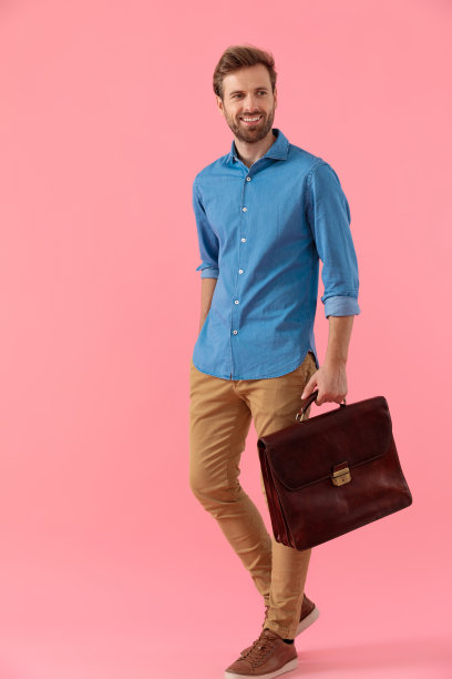 快乐的年轻人随意的家伙拿着手提箱和微笑图片下载