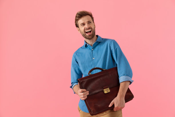 兴奋随意的家伙拿着手提箱笑着图片下载