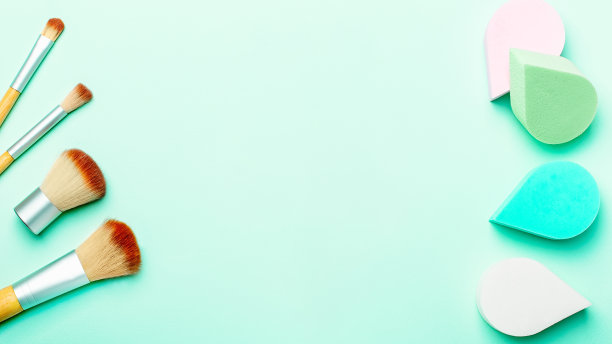 美，化妆海绵或美容搅拌机和化妆刷上粉彩背景，复制空间，俯视图。美容海绵vs化妆刷的概念。美容护理，自我护理背景图片下载