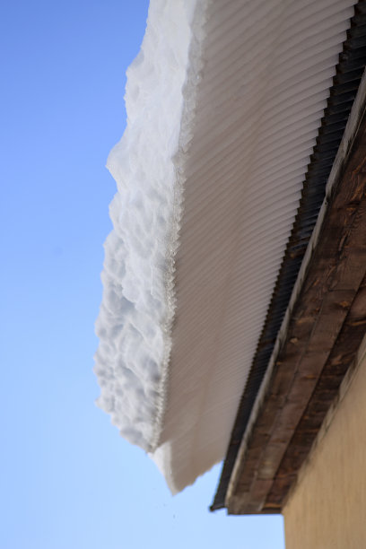 屋顶上有雪坑。图片下载