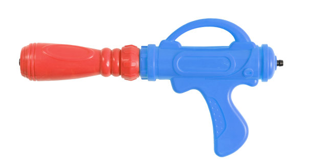 塑料水枪隔离在白色背景上图片下载