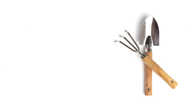 花园工具铲耙子孤立修剪。白色背景。全景图片下载
