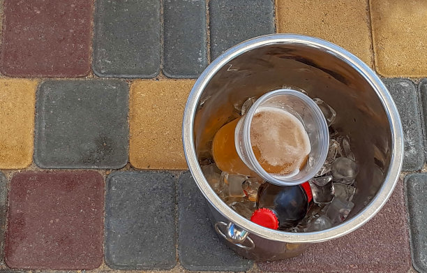 水和啤酒在一桶冰，炎热的夏天，横向照片图片下载