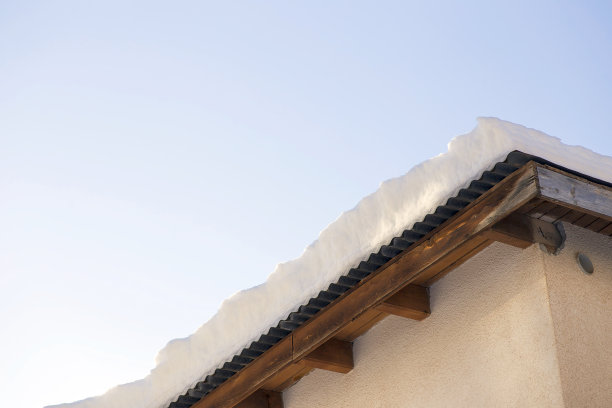 屋顶上有雪坑。图片下载