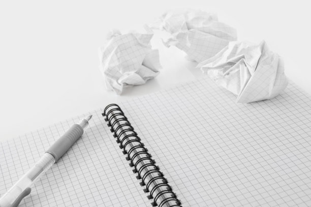 压碎的纸和钢笔背景图片下载