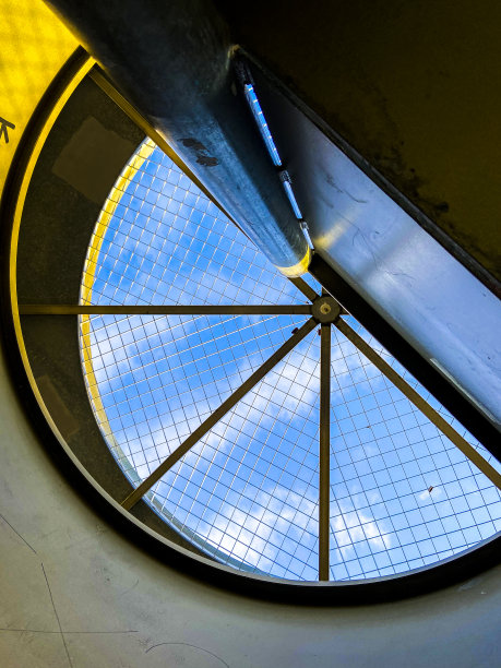 蓝天映衬下的格子图片下载