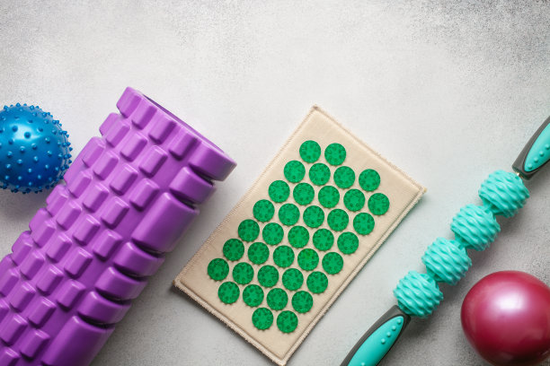 运动后按摩项目-泡沫滚轮，球和滚轮按摩器。俯视图图片下载