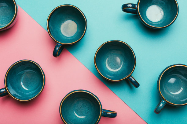 一套干净的杯子在彩色背景。图片下载