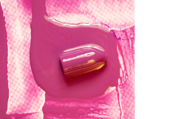 白色背景上的淡紫色口红纹理的照片。图片下载