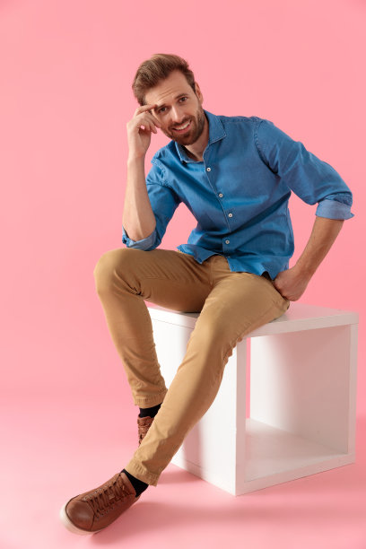 年轻随意的男人微笑着牵着手去寺庙图片下载