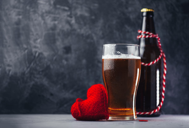 情人节。一杯啤酒，礼盒和红心拷贝空间图片下载