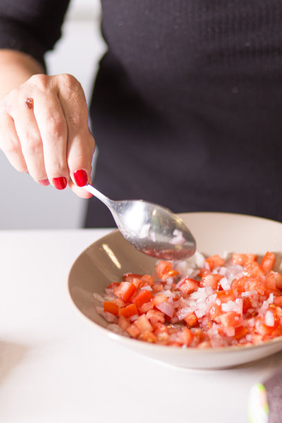 将番茄和洋葱切成丁，作为沙拉和鳄梨酱的配料图片下载