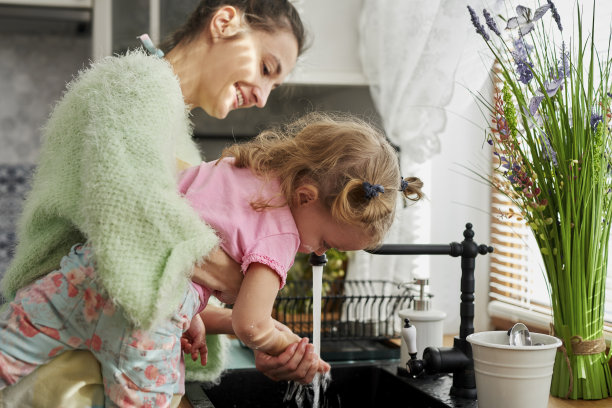 小女孩在厨房洗手图片下载