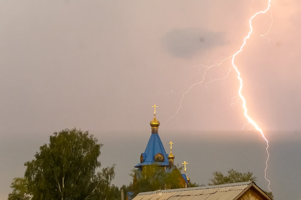 在雷雨中闪电在穹顶上方的天空和cr图片下载