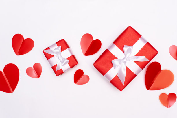 情人节。礼物和装饰木制白色背景图片下载