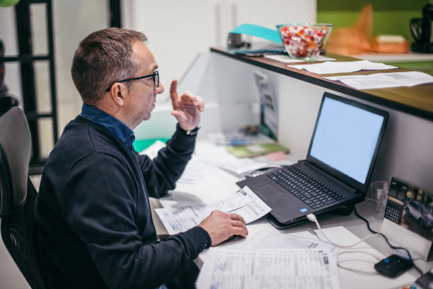 男人在办公室工作图片下载