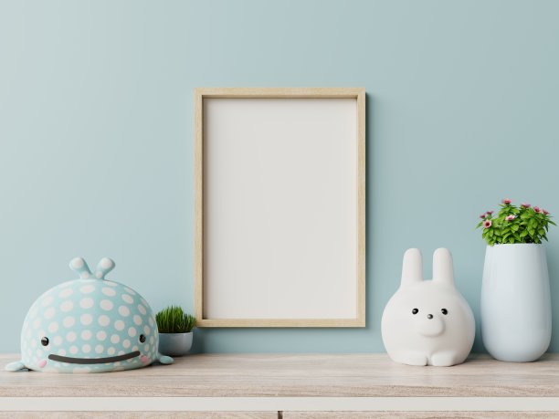 在儿童房内部和蓝色的墙壁上模仿海报。图片下载