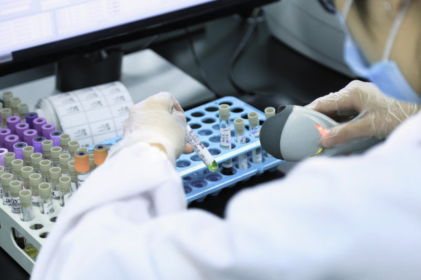 在实验室工作的科学家。图片下载