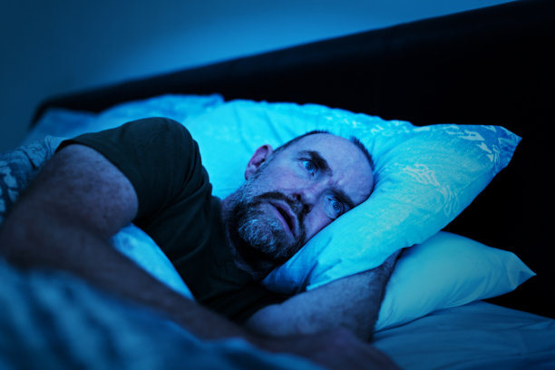 沮丧的人躺在床上无法入睡图片下载