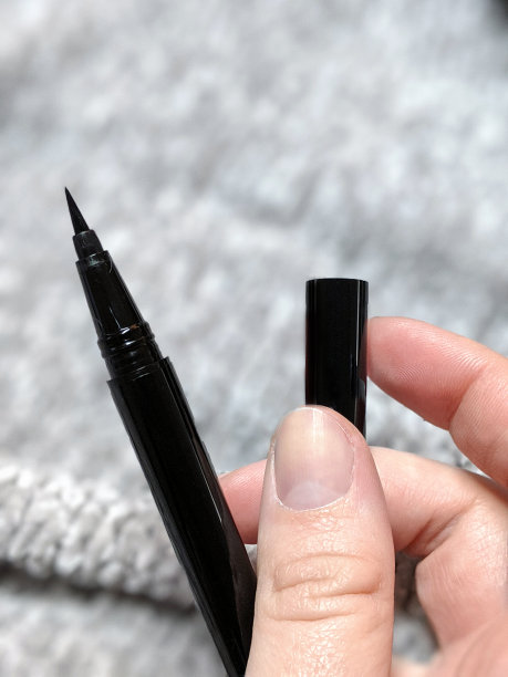 手拿黑色眼线笔，笔帽去掉图片下载