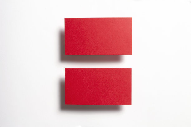两张红色空白无光线性纹理名片飞行和孤立在白纸背景，美国标准尺寸3.5 x 2英寸，真正的专业工作室照片。图片下载