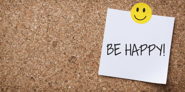 白色Sticky Note With Be Happy And Red Push Pin On软木板图片下载
