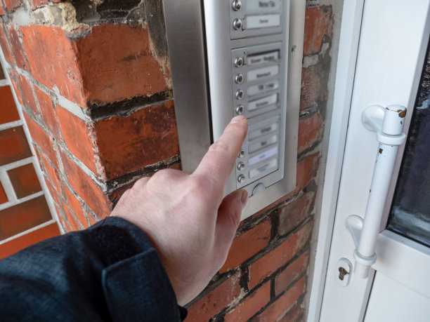 一个男人按了门铃图片下载