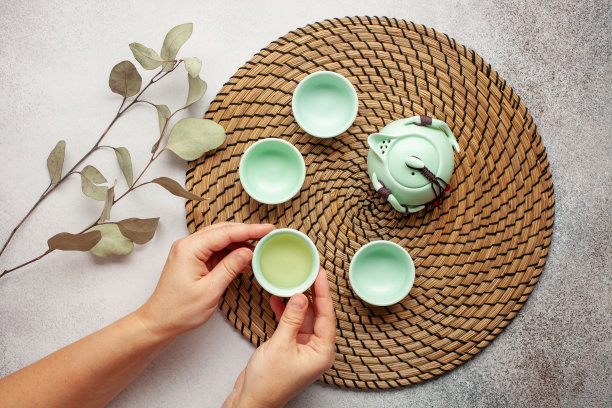 传统的亚洲茶道安排。陶瓷茶壶和小瓶放在竹盘上。前视图。平躺图片下载