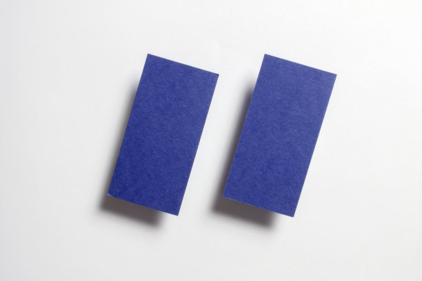 两张蓝色空白无光纹理名片飞行和孤立在白纸背景，美国标准尺寸3.5 x 2英寸，工作室照片。图片下载