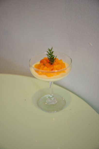 美雪糕鸡尾酒杯由手工放在桌上。照片用于创意设计，印刷广告，杂志等图片下载