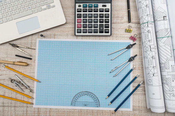 教育的概念。数学项目与毫米纸和绘图工具，笔记本电脑，计算器图片下载