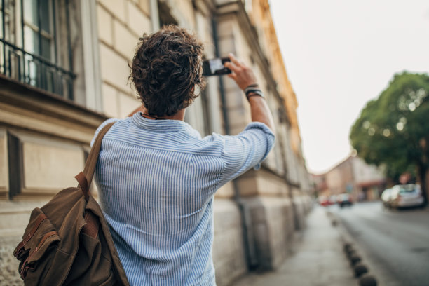 在城里拍照的潮人图片下载