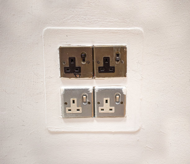 一套4老英国3针插座与草率油漆笔画周围的边缘。这个例子说明了一个装饰师在绘画之前应该如何正确地进行遮罩。图片下载