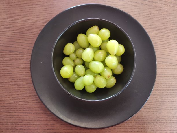 黑碗里的白葡萄图片下载