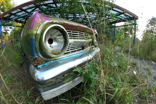 一张来自丹麦芬游乐场的照片。废弃的游乐园，那里的景点被浪费和未使用。图片下载